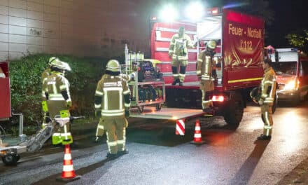 Massiver Wasserschaden in Hochhaus: Feuerwehr stundenlang im Einsatz