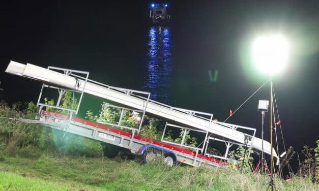 Trailer rutscht Deich hinab – Feuerwehr verhindert Abtreiben in den&nbsp;Rhein