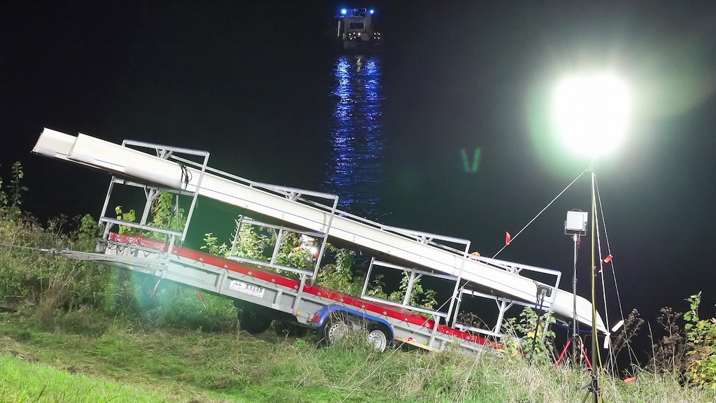 Anhänger mit Booten rollte steile Uferböschung hinab © Patrick Schüller