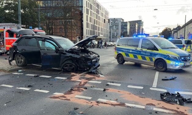 Schwerer Verkehrsunfall in Düsseldorf – Mehrere Verletzte