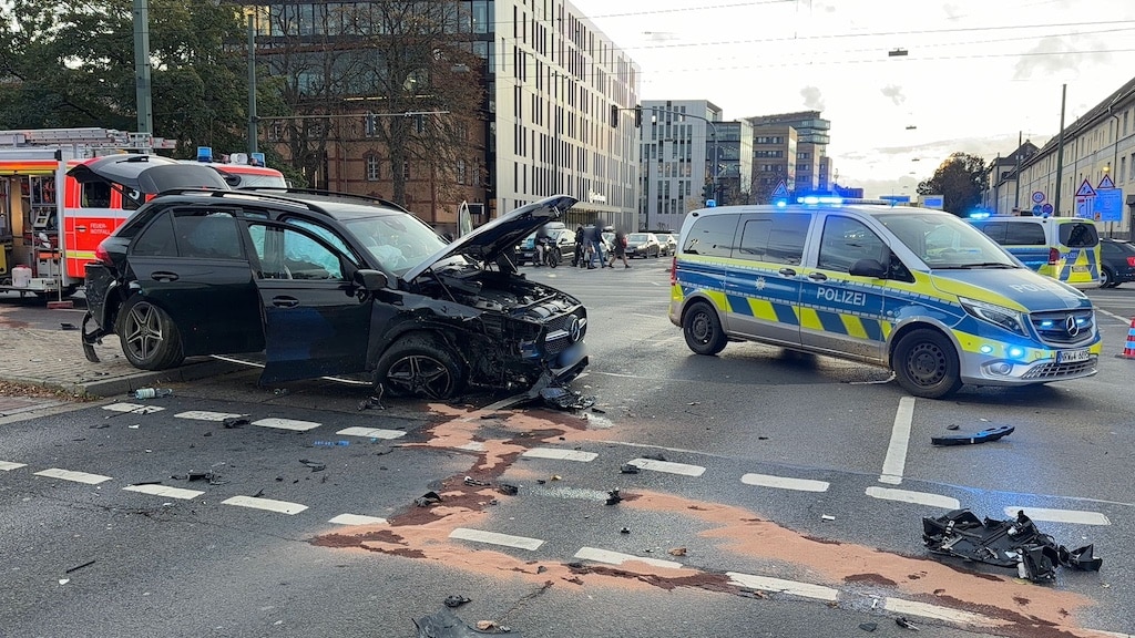  Schwerer Unfall: 2 Autos kollidierten im Kreuzungsbereich - 1 PKW erfasste eine Fußgängerin - Mehrere Verletzte © Patrick Schüller