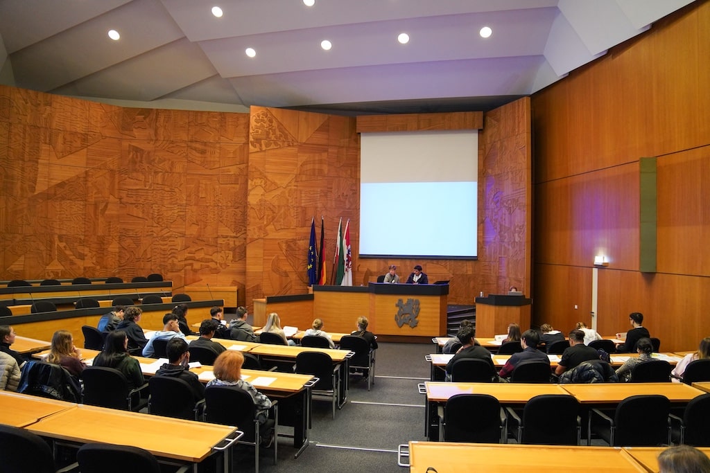 Rund 120 Schülerinnen und Schüler kamen am Montag, 6. Oktober 2025, erstmals zur Veranstaltung "DemokratieTag – Europas Zukunft gestalten" zusammen. Die Schülerinnen und Schüler besuchen das Görres Gymnasium und die Lore-Lorenz-Schule aus Düsseldorf, das Berufskolleg Südstadt Köln, das Berufskolleg Vera Beckers in Krefeld und das Berufskolleg Geldern. © Viktor Suszek