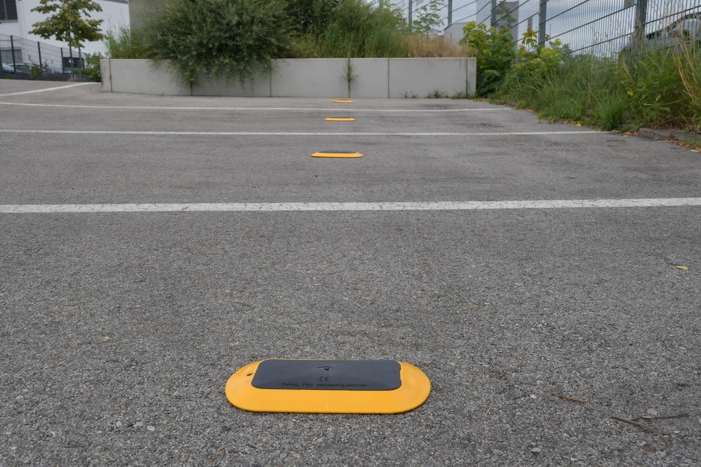 Durch schwarz-gelbe Bodensensoren lässt sich in Zukunft auf dem P+R-Platz Wittlaer die Verfügbarkeit freier Parkplätze vor Ort digital ermitteln. © Connected Mobility Düsseldorf