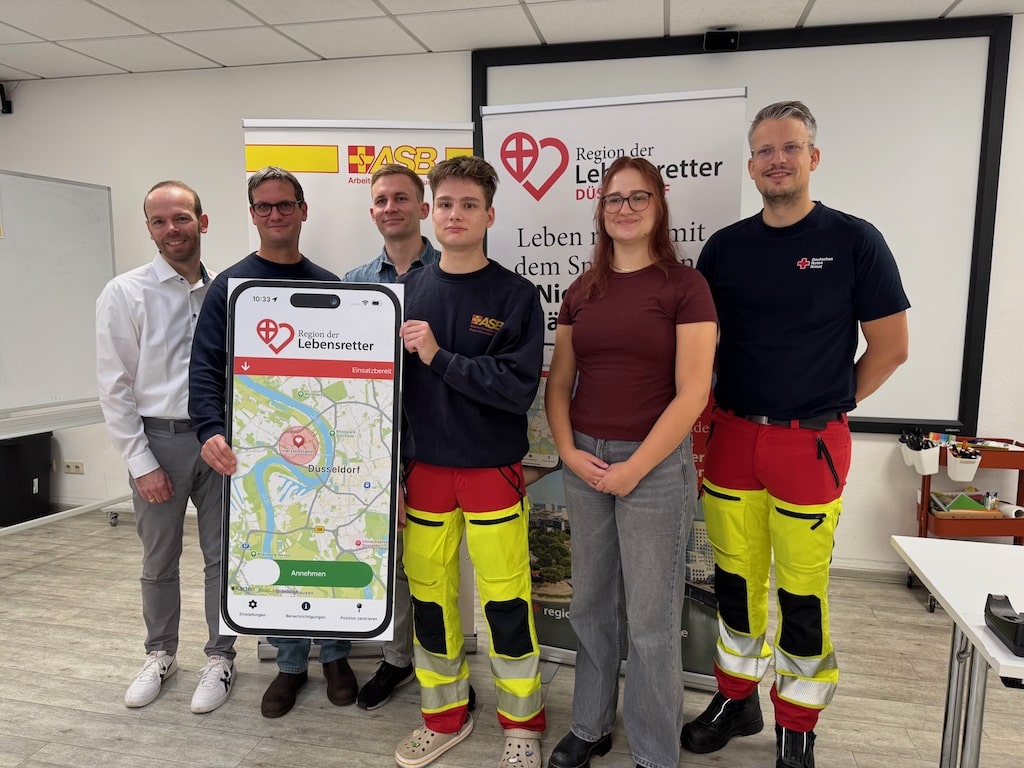 V.l.n.r.: Daniel Wassenberg, Leiter Rettungsdienst ASB, Kalle Heitkötter, Ärztlicher Leiter Rettungsdienst Gesundheitsamt, die Ersthelfer Nils Domröse, Ben Caspers und Hannah Caspers sowie Sven Konzak, Leiter Rettungsdienst DRK. © Landeshauptstadt Düsseldorf/Gesundheitsamt