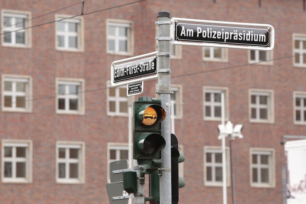 Der bisherige Jürgensplatz ist in "Am Polizeipräsidium" und "Edith-Fürst-Straße" umbenannt © Landeshauptstadt Düsseldorf/Ingo Lammert