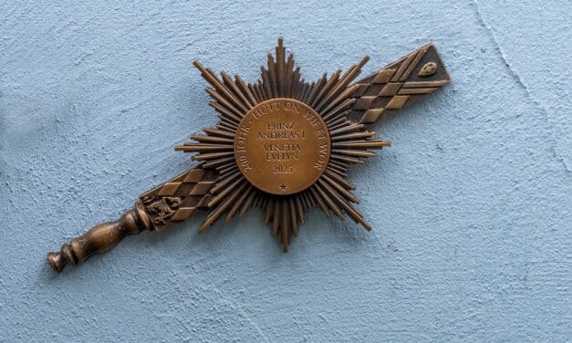 Glanz trotz Regen: Neue Prinzenpaar-Pritsche von Prinz Andreas I. und Venetia Evelyn enthüllt