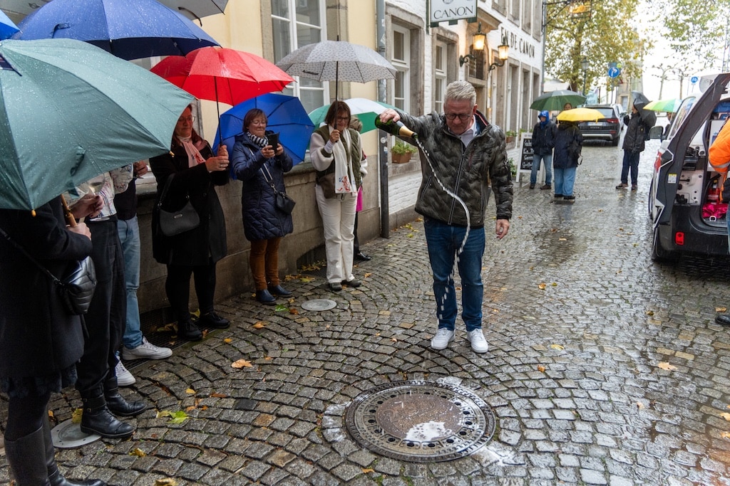 Lothar Hörning tauf den Gullydeckel © LB / Olaf Oidtmann