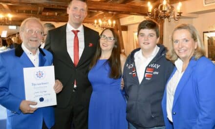 Große Blau-Weiss Familie feiert ihr neues Prinzenpaar und den künftigen Jagdherrn