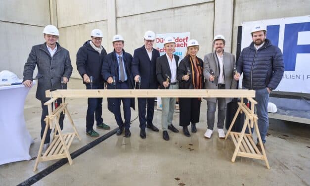 Richtfest für neue Vierfachsporthalle an der Redinghovenstraße