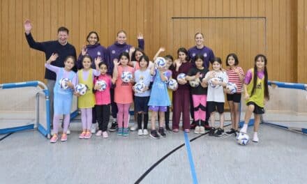 Vorbilder ganz nah: Spielerinnen der Frauen-Fußballnationalmannschaft besuchen OGS Helmholtzstraße