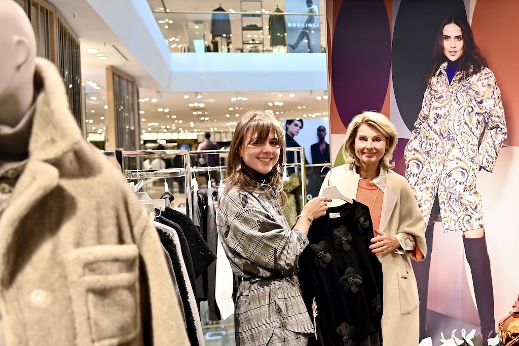 Anna Lohèl (links) im Kundengespräch @ Lokalbüro