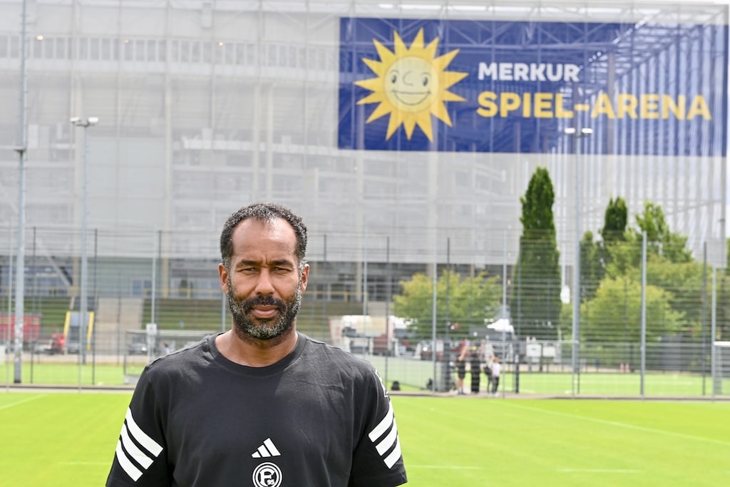 Archivbild Daniel Thioune bei der Mannschaftsvorstellung im Juli 2025 © Lokalbüro