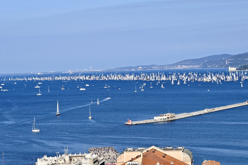 Start der "Barcolana", einer der größten Segelregatten weltweit © Lokalbüro Start der "Barcolana", einer der größten Segelregatten weltweit © Lokalbüro
