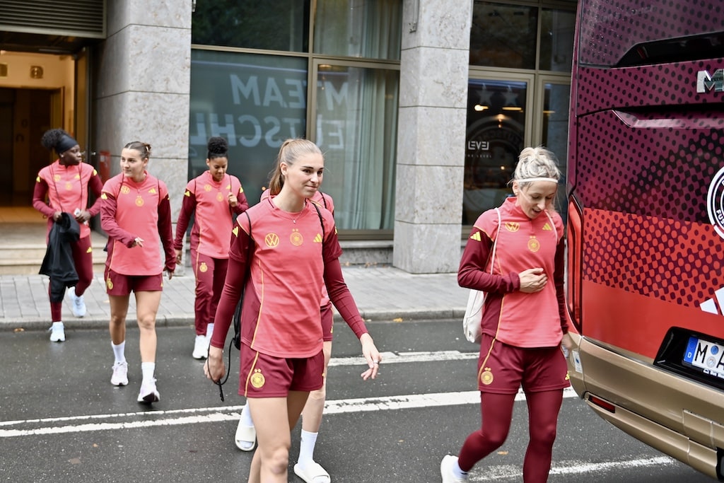 Hier verlassen die Spielerinnen am Dienstag ihr Hotel in der Inselstraße zum Trainig © Lokalbüro