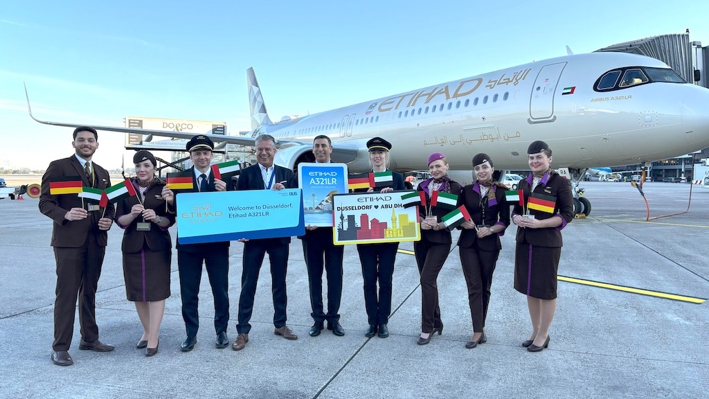 Herzlich willkommen in Düsseldorf: Bei der Erstlandung des Airbus A321LR von Etihad Airways begrüßte Ulrich Topp, Leiter Aviation Business Development am Flughafen Düsseldorf (4.v.l.), gemeinsam mit Etihad-Stationsleiter Mohamed Hegazy (5.v.l.) die Flugkapitäne Mischa Masej (3.v.l.) und Linda Leistner (4.v.r.). sowie die Crew des Etihad A321LR. © Flughafen Düsseldorf