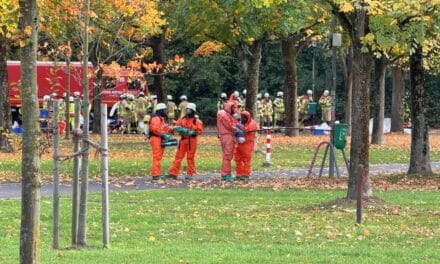 Großeinsatz der Feuerwehr auf Messeparkplatz in Düsseldorf wegen verdächtigem Stoff