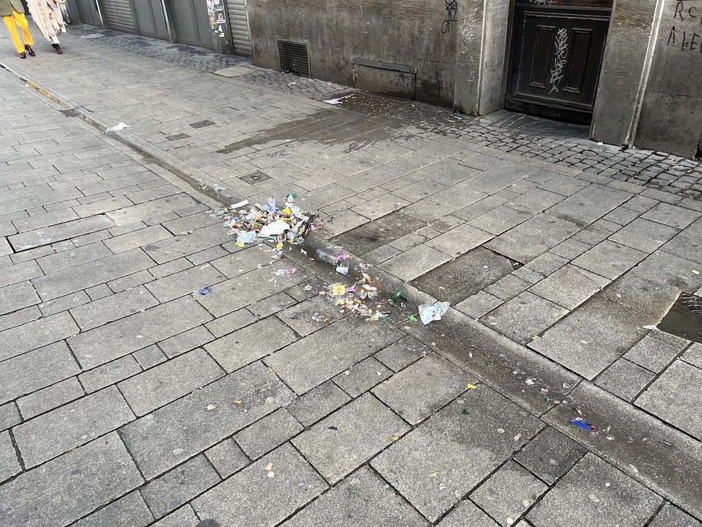 Der aus dem Lokal gefegt Müll @ Lokalbüro