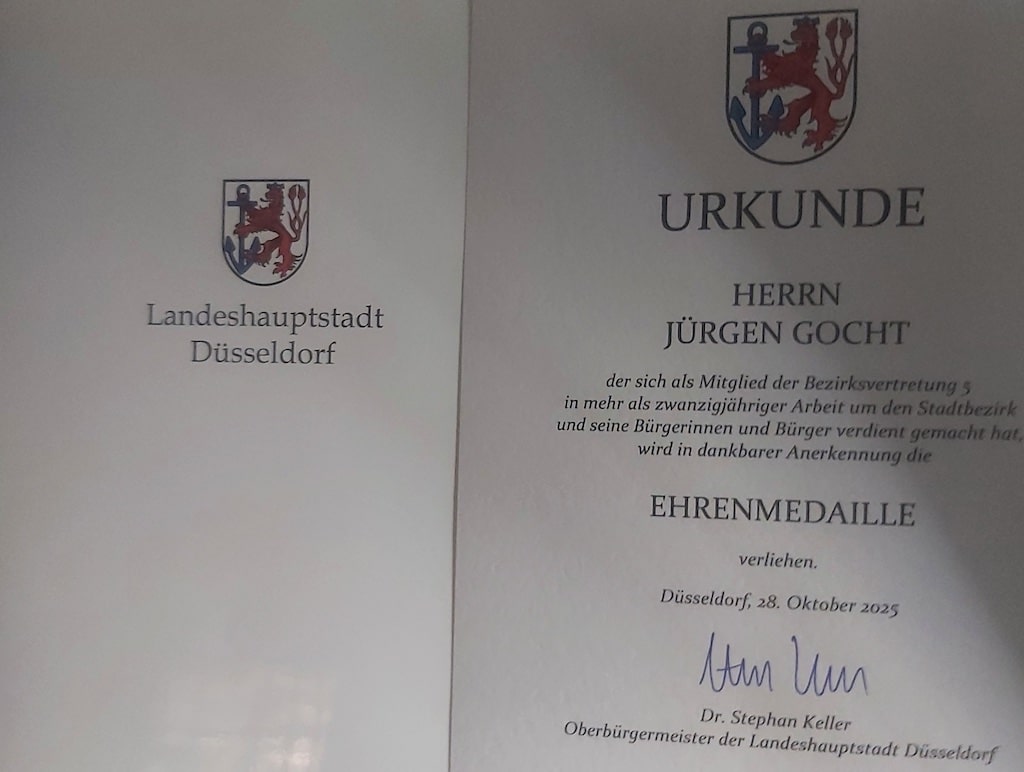 Die Urkunde für jahrzehntelanges Engagement in der Bezirksvertretung Foto: Privat