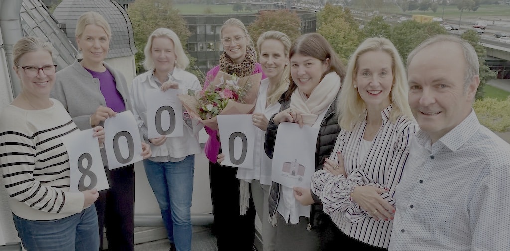 (vl) Daniela Weyers, Beraterin in der Caritas Erziehungs- und Familienberatungsstelle Wersten, Dorothe von Üüm, Kinder- und Jugendhospiz, Anna Gockel-Gerber, Vorstandsvorsitzende Caritasverband Düsseldorf, Kathrin Melchert, Präsidentin Lions Club Düsseldorf-Schloss Kalkum, Sabine Hartmann, Vize-Präsidentin Lions Club Düsseldorf-Schloss Kalkum, Vera Dohmgoergen, Gründungspräsidentin Lions Club Düsseldorf-Schloss Kalkum, Constanze Heintzsch, Leiterin Fundraising & Partnership Caritasverband Düsseldorf, Gerhard Vogel, Leiter der Caritas Erziehungs- und Familienberatungsstelle Wersten © Lions Club Düsseldorf-Schloss Kalkum