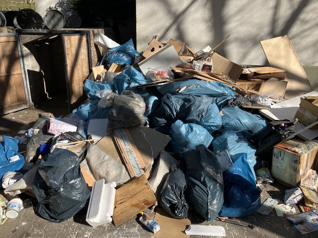 Ein Mann aus Hassels lud aus seinem Transporter mehrere Säcke mit Bauschutt aus und stellte diese kurzerhand zu anderen bereits auf dem Gehweg abgelagerten Abfällen. Die Folge war ein Bußgeld in Höhe von 2.000 Euro. © Landeshauptstadt Düsseldorf/Umweltamt