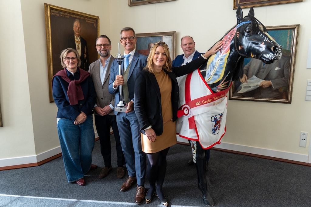 Bürgermeister Josef Hinkel (M.) hat gemeinsam mit Dr. Alexander Bethke-Jaenicke (r.), Präsident des Düsseldorfer Reiter- und Rennvereins, und der Reiter- und Rennvereins-Geschäftsführerin Andrea Höngesberg (2.v.r.) das Programm des Renntags vorgestellt. Mit dabei waren auch Sandra Hallwass (l.) und Sascha Hallwass (2.v.l.), Inhaber des Juwelier Wirnshofer und Haupt-Partner des "Preises der Perlenkette". © LB / Olaf Oidtmann