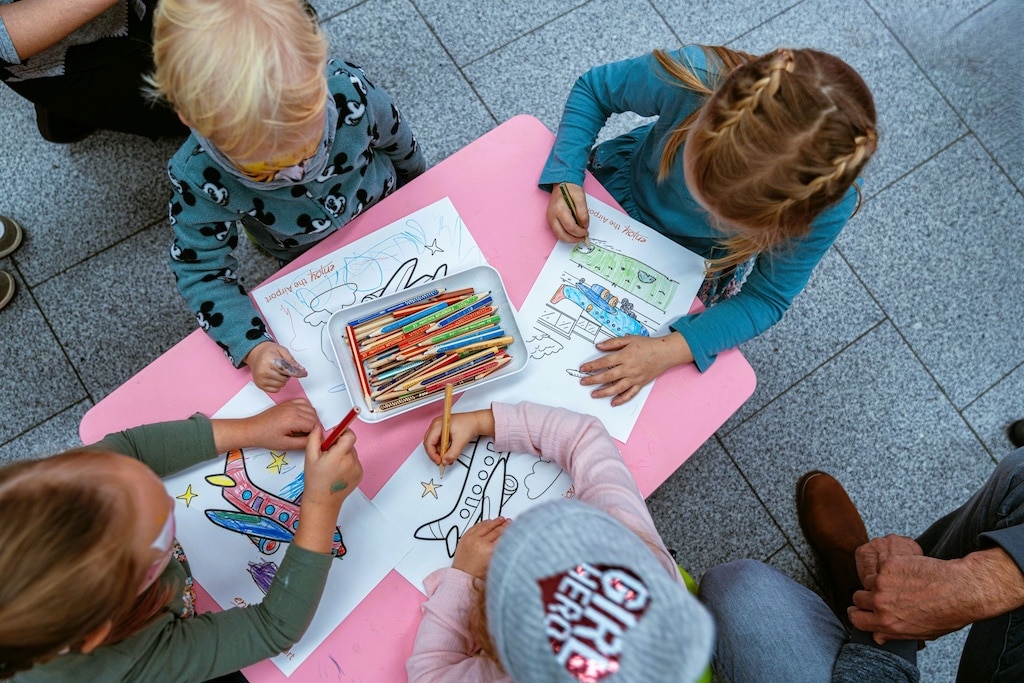 Flugzeuge ausmalen – ein Spaß für die Kleinen am Aktionstag. © Flughafen Düsseldorf