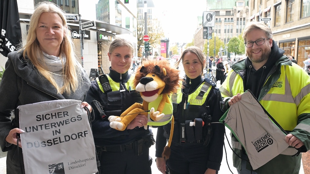 Werben für mehr Sicherheit durch Sichtbarkeit in der dunklen Jahreszeit: Antonia Schnelle, Landeshauptstadt, Katrin Rothe und Julie Riemenschneider, Polizei, sowie Simon Höhner, Verkehrswacht (v.l.n.r.) © Landeshauptstadt Düsseldorf/Wilfried Meyer