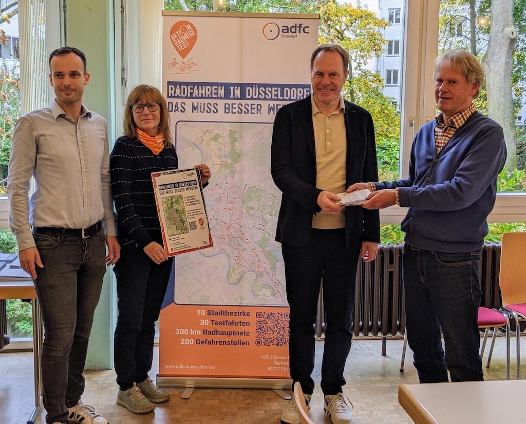 v.l. Matthias Pesch*, Edda Schindler-Matthes, stellv. Vorsitzende ADFC Düsseldorf, OB Dr. Stephan Keller, Matthias Arkenstette* (*Leitung Aktion Radwegetest). © ADFC 