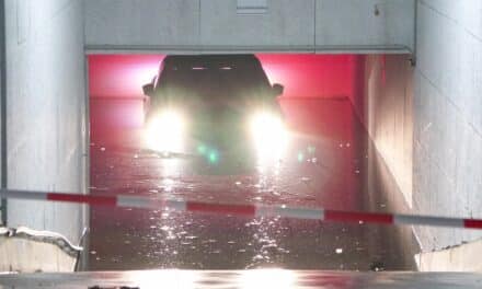 Massiver Wasserrohrbruch in Gerresheim sorgt für nächtlichen Großeinsatz