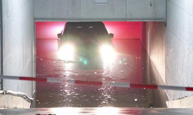 Massiver Wasserrohrbruch in Gerresheim sorgt für nächtlichen Großeinsatz