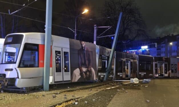 Straßenbahn entgleist in Düsseldorf-Holthausen – Großeinsatz läuft