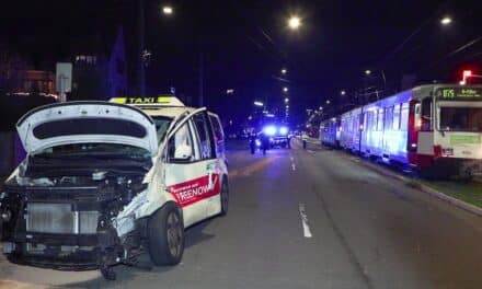 Schwerer Verkehrsunfall auf der Düsseldorfer Straße in Düsseldorf