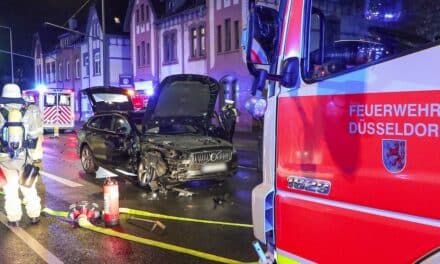 Schwerer Verkehrsunfall auf der Deutzer Straße in Düsseldorf