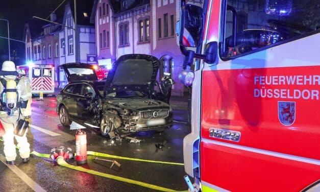 Schwerer Verkehrsunfall auf der Deutzer Straße in Düsseldorf
