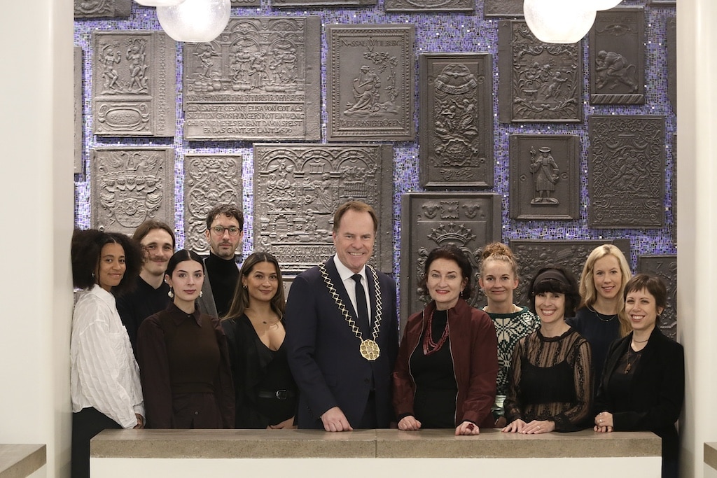 Oberbürgermeister Dr. Stephan Keller und Miriam Koch, Beigeordnete für Kultur und Migration, mit den Förderpreisträgerinnen und Förderpreisträgern 2025 © Landeshauptstadt Düsseldorf/Ingo Lammert