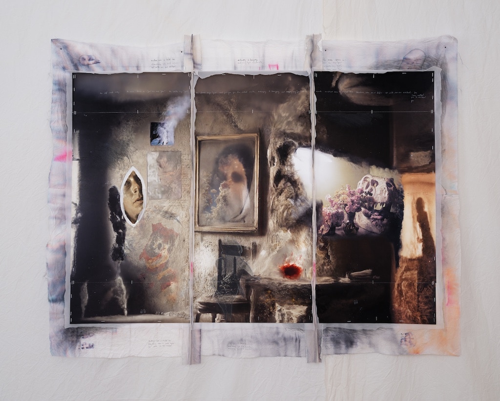 Teil der Ausstellung "Düsseldorf and Photography": Hedda Roman, Test Time 5, 2025, Print on Ilford Cotton Rag Smooth, painted cotton fabric, display, 98 x 136,5 cm © Hedda Roman, Photo: Fred Dott, Courtesy Sies + Höke, Düsseldorf