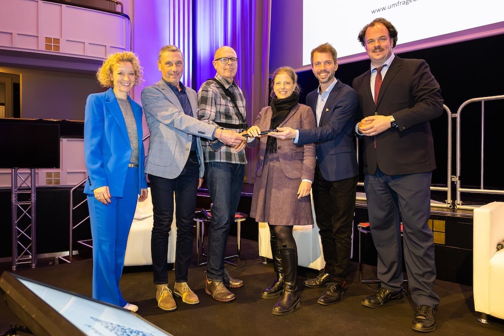 Die Landeshauptstadt Düsseldorf wird im Herbst 2026 Gastgeberin der 20. Fahrradkommunalkonferenz sein. Die Staffelstabübergabe erfolgte durch © Uwe Völkner / Bundesfoto 