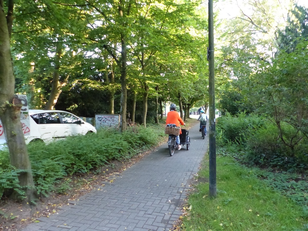 Die Landeshauptstadt Düsseldorf verbessert die Bedingungen für den Fuß- und Radverkehr: Ab Montag, 17. November, wird der stark frequentierte, gemeinsame Geh- und Radweg zwischen der Moritz-Sommer-Straße und dem S-Bahnhof Volksgarten ausgebaut. © Landeshauptstadt Düsseldorf/Amt für Verkehrsmanagement