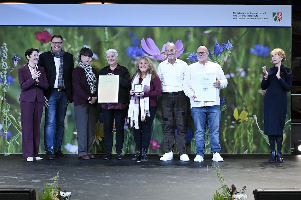 Preisverleihung des Kleingartenwettbewerbs 2025.in der Salzhalle auf dem Gelände der Kokerei Hansa - Foto von links nach rechts:NRW-Landschaftsministerin Silke Gorißen, Mathias Wolter (1. Vorsitzender vom Stadtverband Düsseldorf der Kleingärtner e.V.), Nicole Mesch (2. Vorsitzende vom Stadtverband Düsseldorf der Kleingärtner e.V.), Doris Törkel (Leiterin Gartenamt der Stadt Düsseldorf), Astrid Haas (2. Vorsitzende Kleingartenverein der Kriegsbeschädigten Düsseldorf Oberbilk e.V.), Heiko Schöner (Kassierer Kleingartenverein der Kriegsbeschädigten Düsseldorf Oberbilk e.V.), Norbert Zoltán-Schöner (1. Vorsitzender Kleingartenverein der Kriegsbeschädigten Düsseldorf Oberbilk e.V.).©&nbsp; Landeshauptstadt Düsseldorf / Andreas Buck