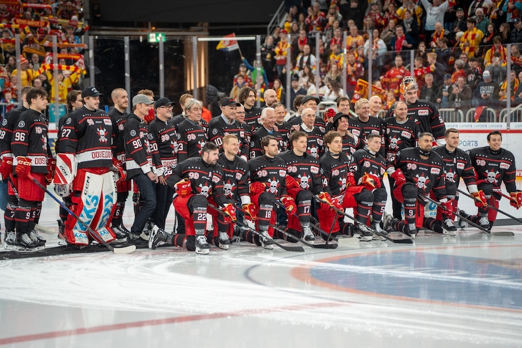 Manschaft und Unterstützer im Tote Hosen Trikot © LB / Olaf Oisdtmann