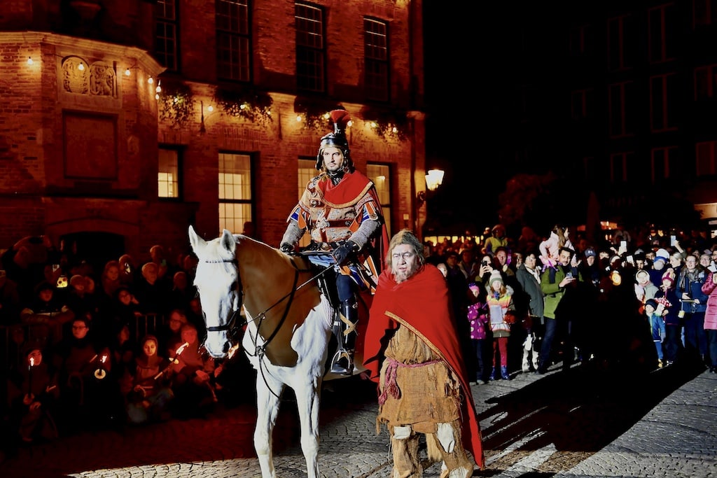 Sankt Martin reitet wieder durch die Stadt © Lokalbüro