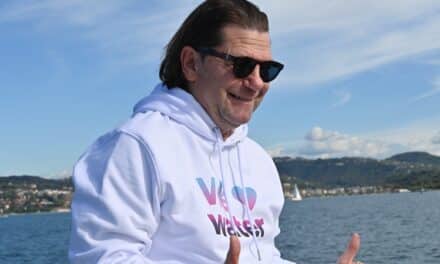 Blauer Plüschwal „Finni“ erobert die Herzen – boot Düsseldorf startet mit neuem Merchstore in die Wintersaison