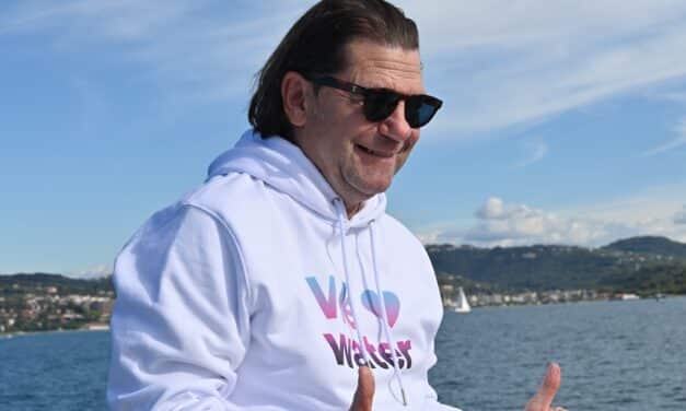 Blauer Plüschwal „Finni“ erobert die Herzen – boot Düsseldorf startet mit neuem Merchstore in die Wintersaison