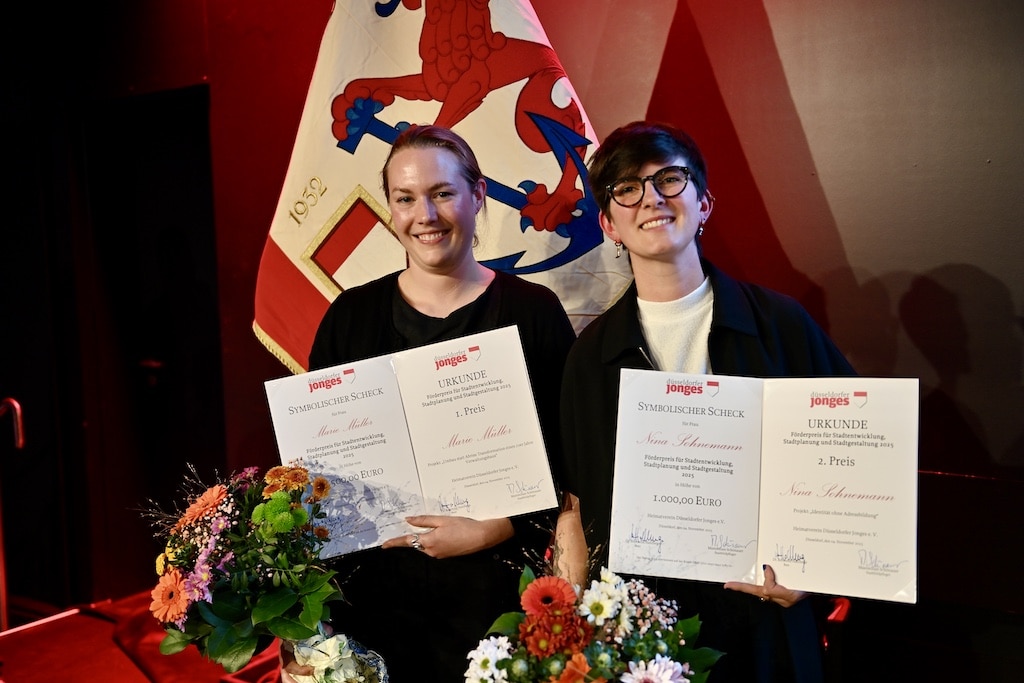 Die beiden Preisträhgerinnen Marie Müller und Nina Sohnemann © Lokalbüro