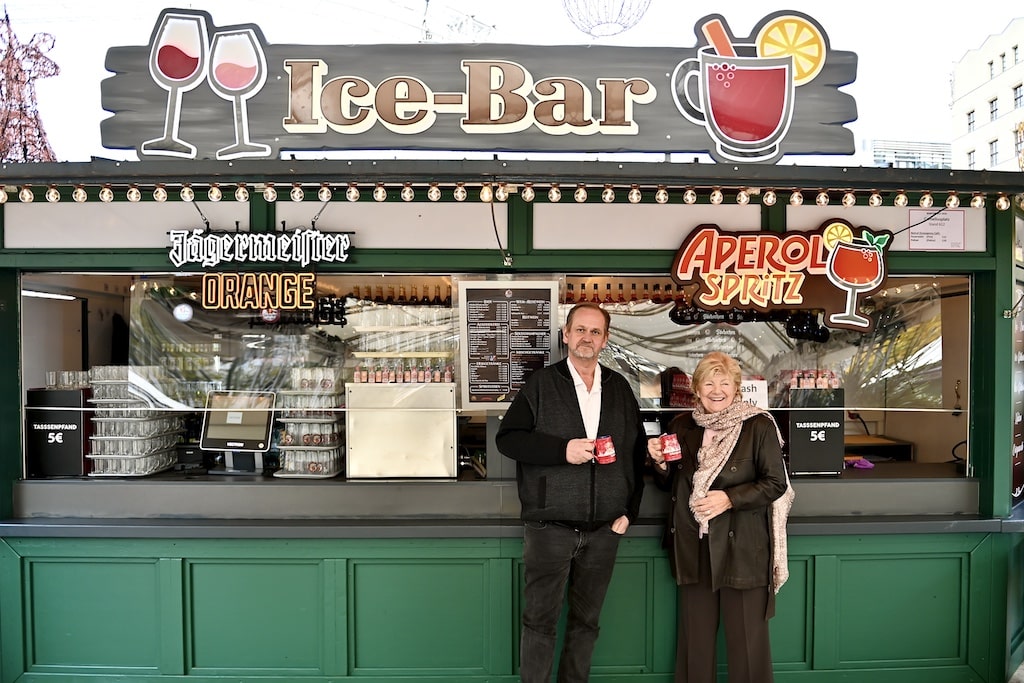 Betriebsleiter Andreas Huth und Schaustellerin Inge Bruch vor der neuen "Ice-Bar" © Lokalbüro
