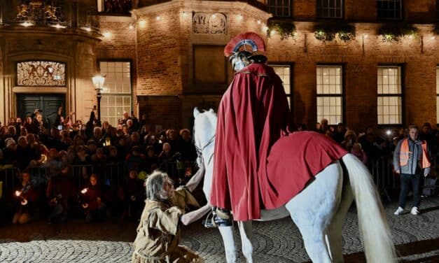 Glanz und Gänsehaut: Sankt Martin teilt wieder seinen Mantel in der Düsseldorfer Altstadt