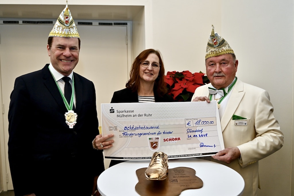 Oberbürgermeister Dr. Stephan Keller, Leiterin des Zentrums, Margitta Szallies und  Senatssprecher Burkard Brings © Lokalbüro