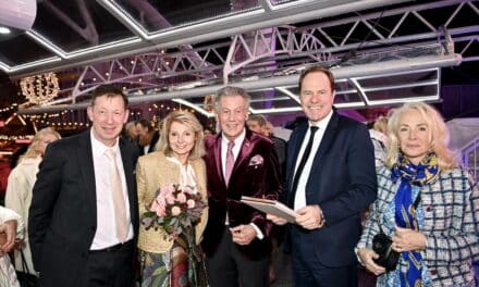 Hochzeit über der Altstadt: Wolfgang Rolshoven und Christel Tzourmbakis geben sich im Riesenrad das Jawort