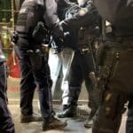 Altstadt: Schlägerei vor Veranstaltungssaal – Polizisten angegriffen – Beamter leicht verletzt