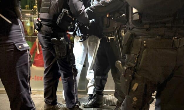 Altstadt: Schlägerei vor Veranstaltungssaal – Polizisten angegriffen – Beamter leicht verletzt